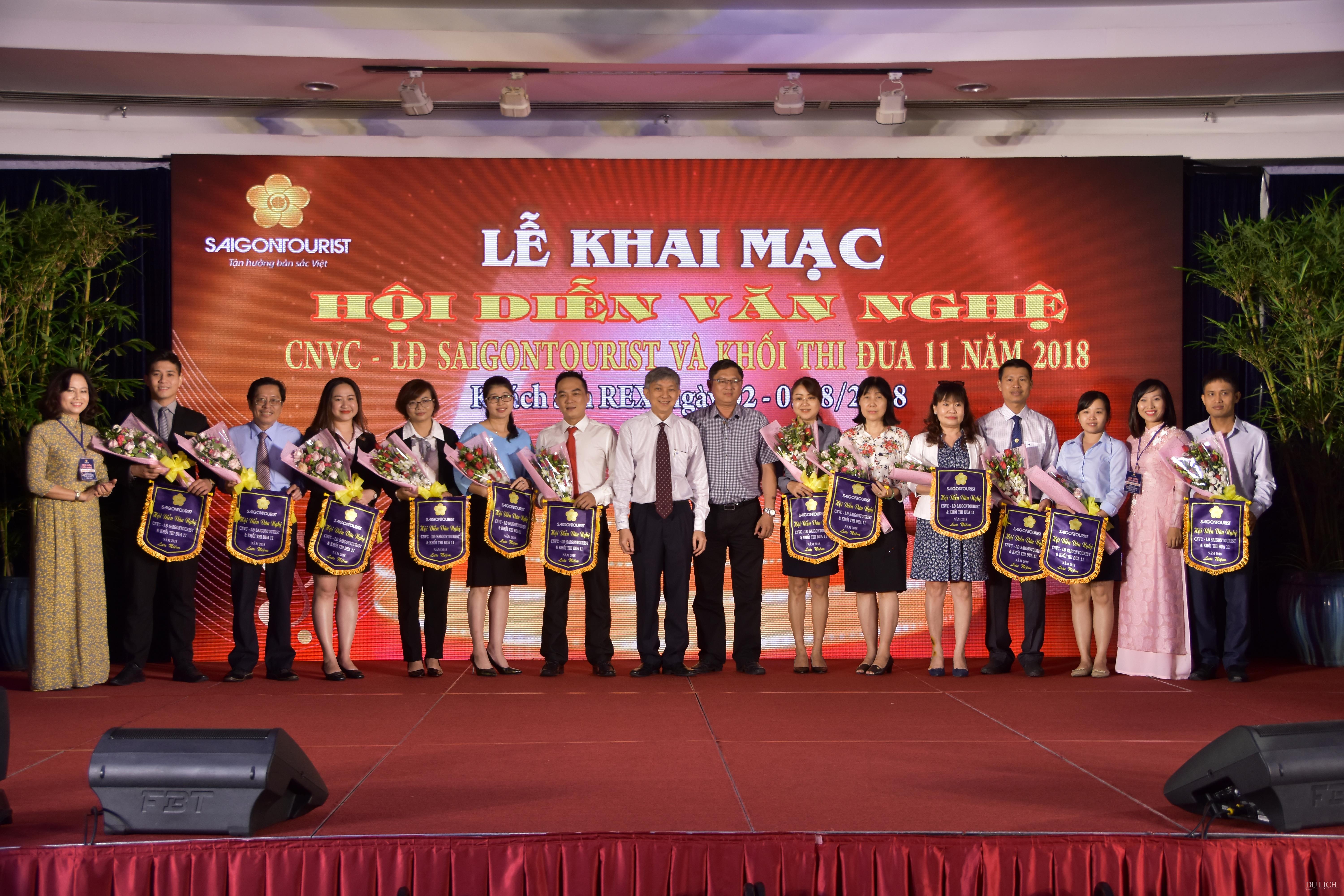 Tổng Giám đốc Saigontourist Trần Hùng Việt chụp ảnh lưu niệm với các đơn vị 